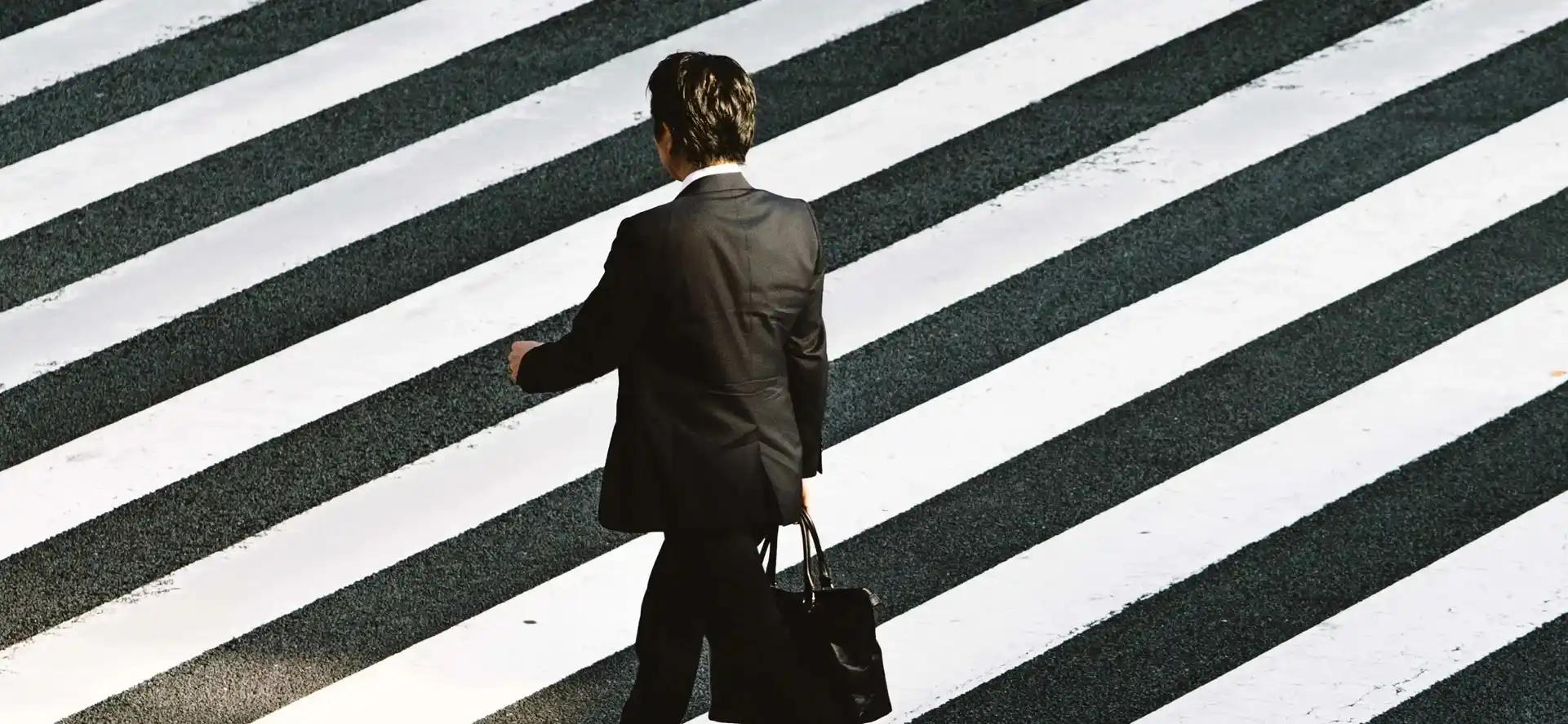 homme sur un passage pieton